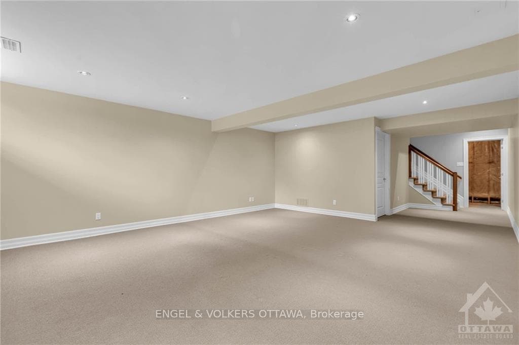 108 MANORHILL photo 28