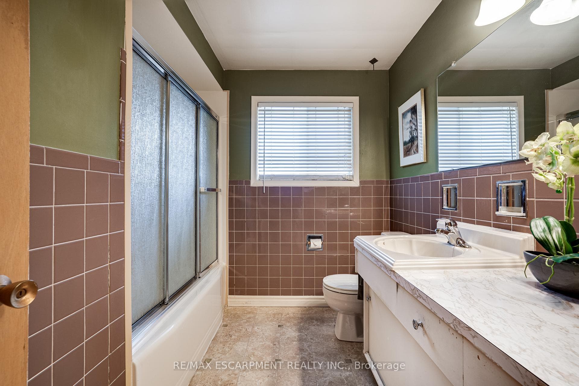 165 HOOVER Crescent photo 24