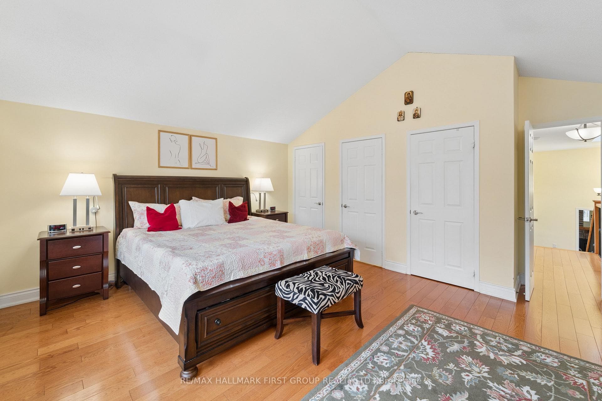 1592 Heathside Crescent photo 20