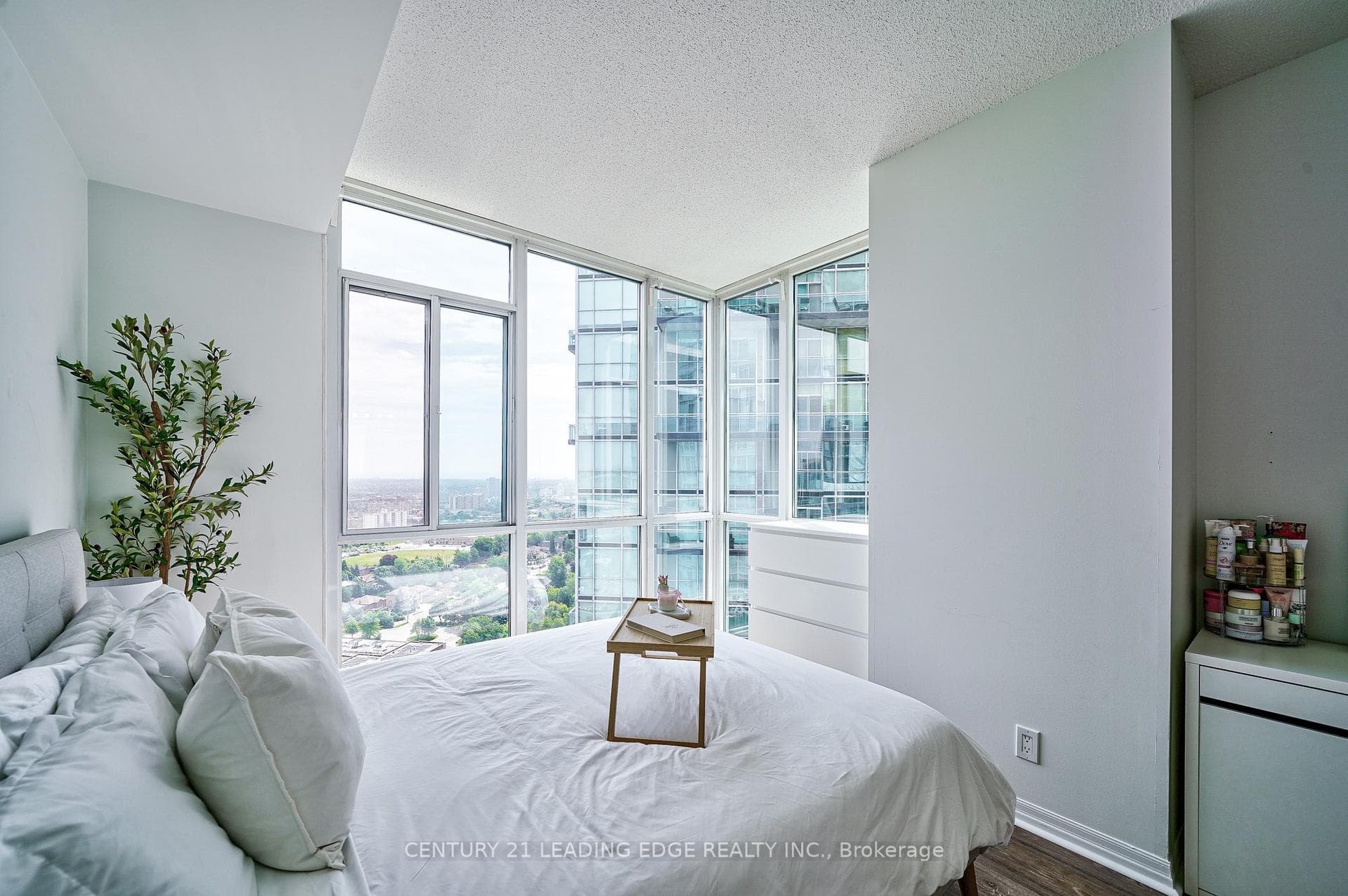 220 Burnhamthorpe Road Unit 2604 photo 25