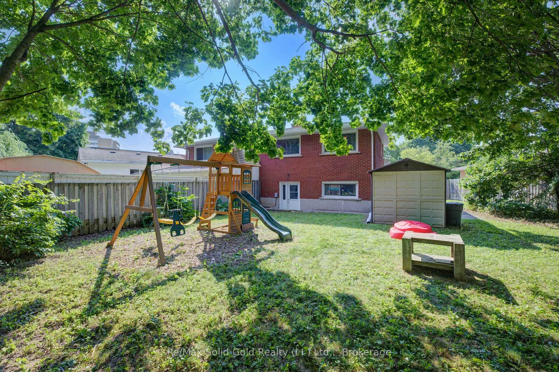 106 TUPPER Crescent photo 35