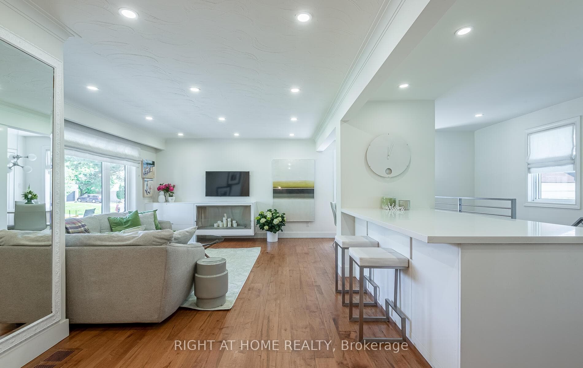 562 Weir Avenue photo 8