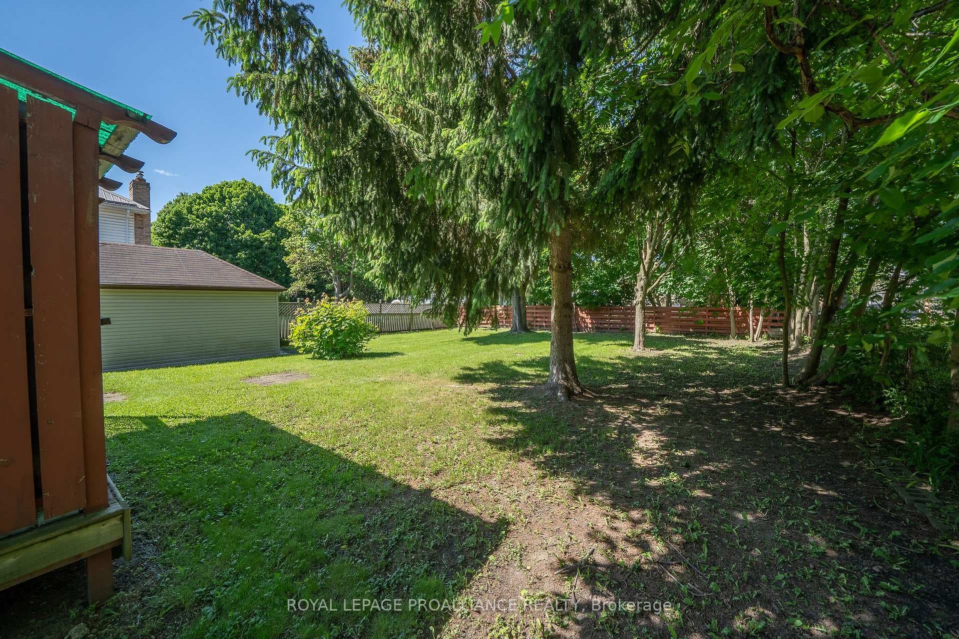 284 Bleecker Avenue photo 38
