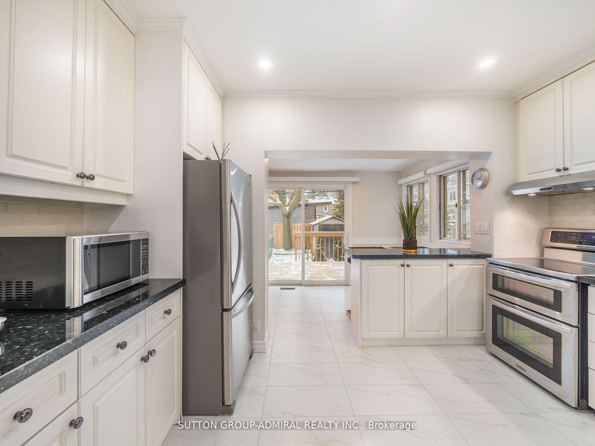 389 Davisville Avenue photo 21