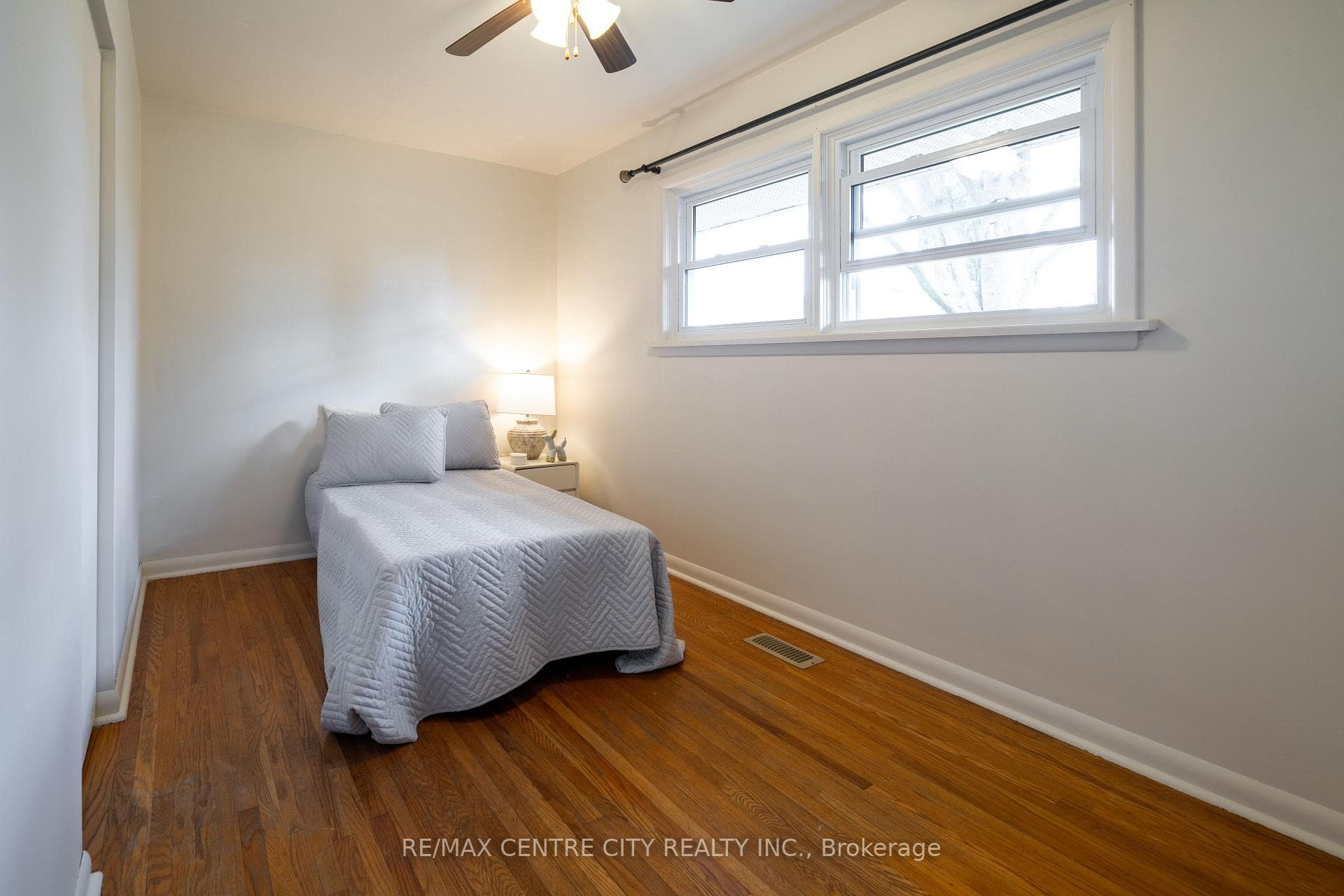 345 Drury Lane photo 18