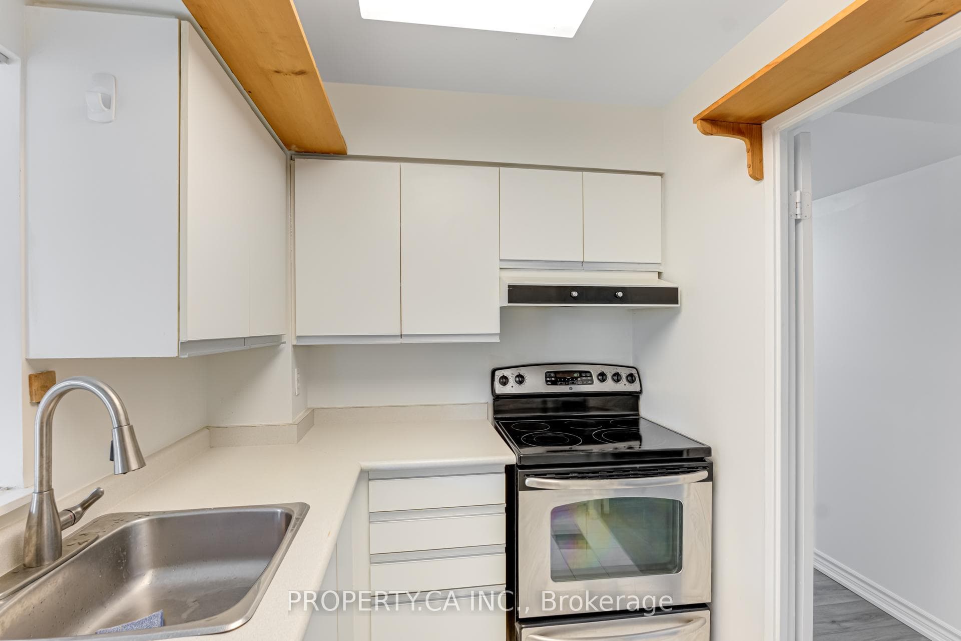 21 Overlea Boulevard Unit 201 photo 22