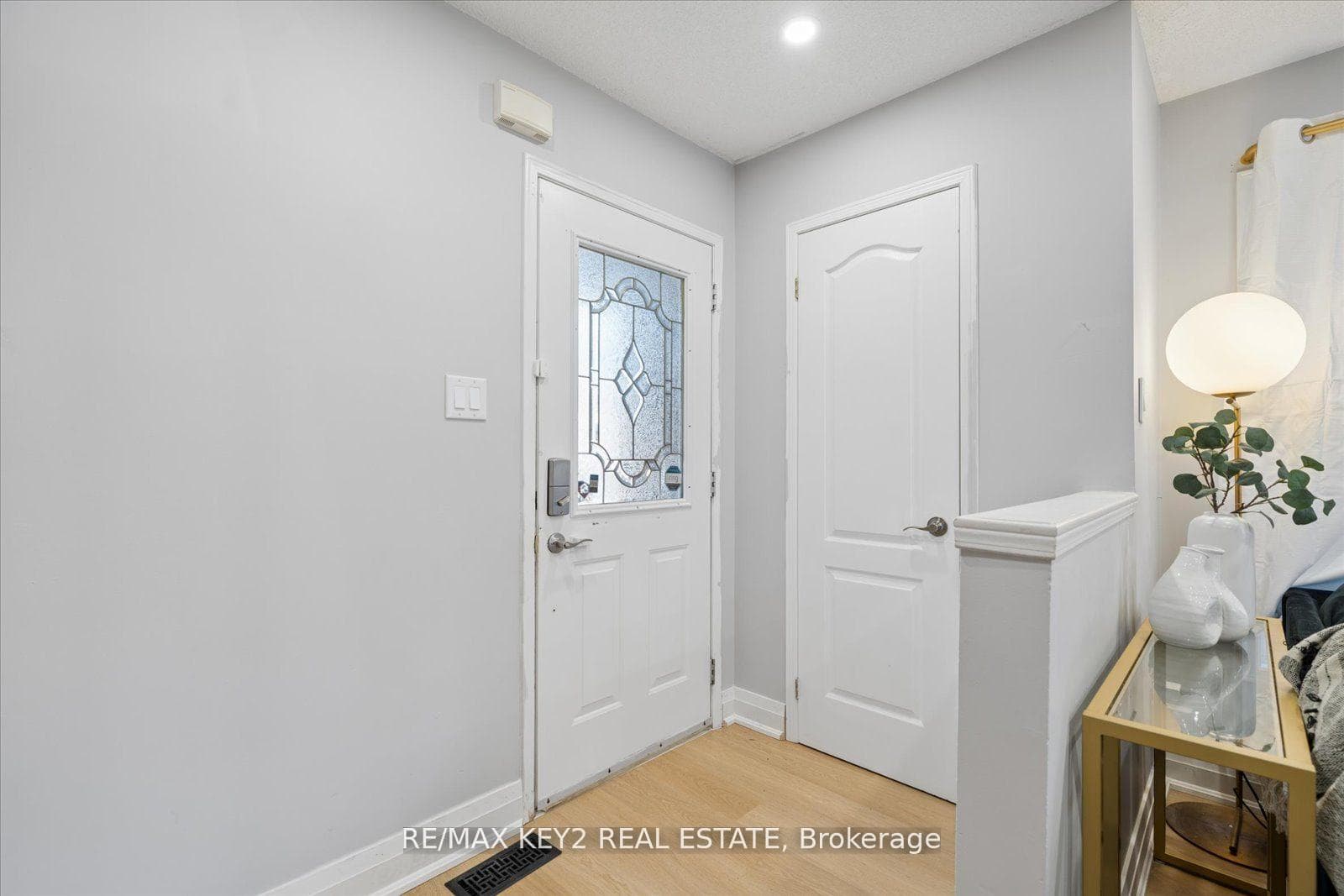 1652 Autumn Crescent photo 3