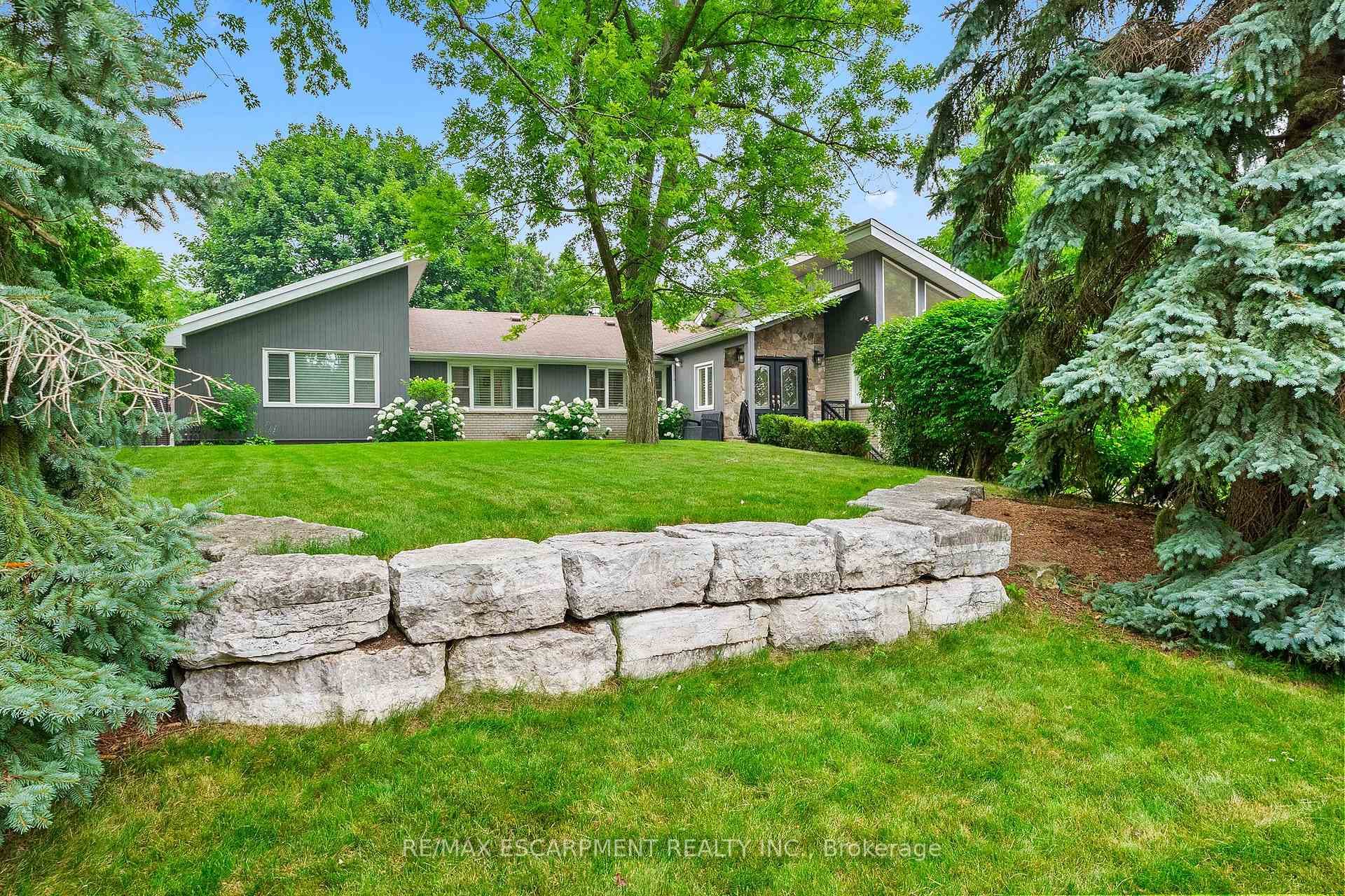615 VANESSA Crescent photo 2