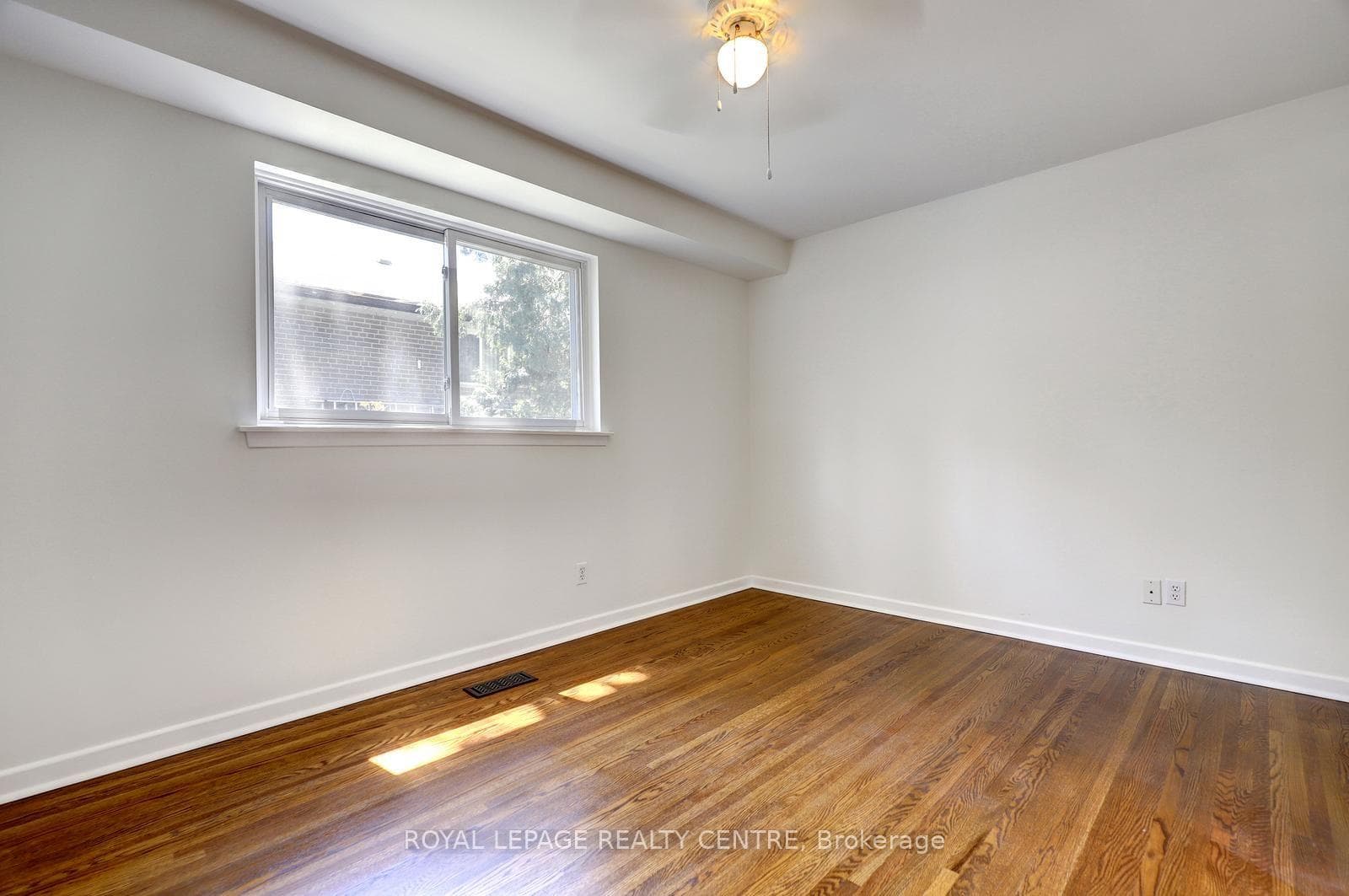 1621 Hobbs Crescent photo 29