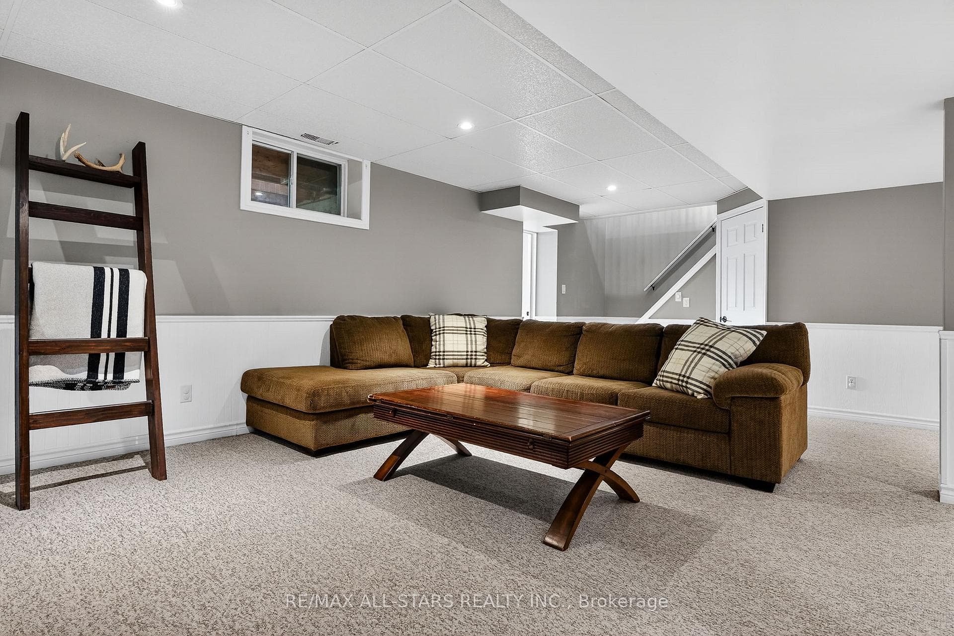 646 The Glen Road photo 15