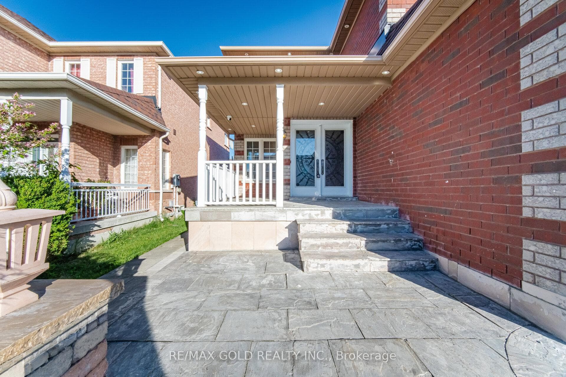 24 Whitehouse Crescent photo 3