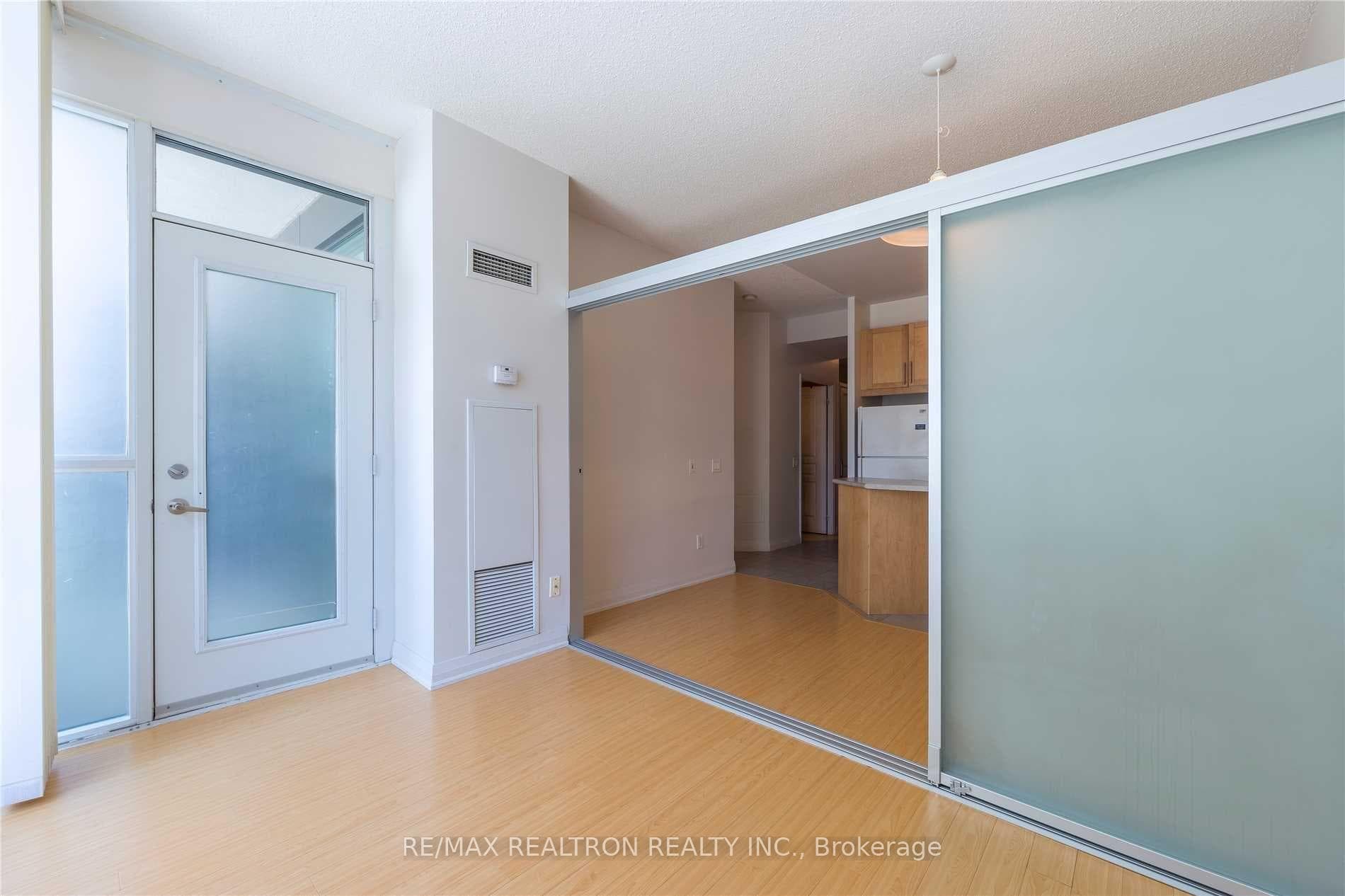 1121 Bay Street Unit 1005 photo 9