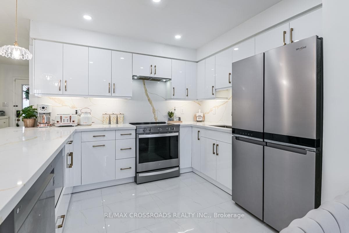 101 Piperbrook Crescent photo 4