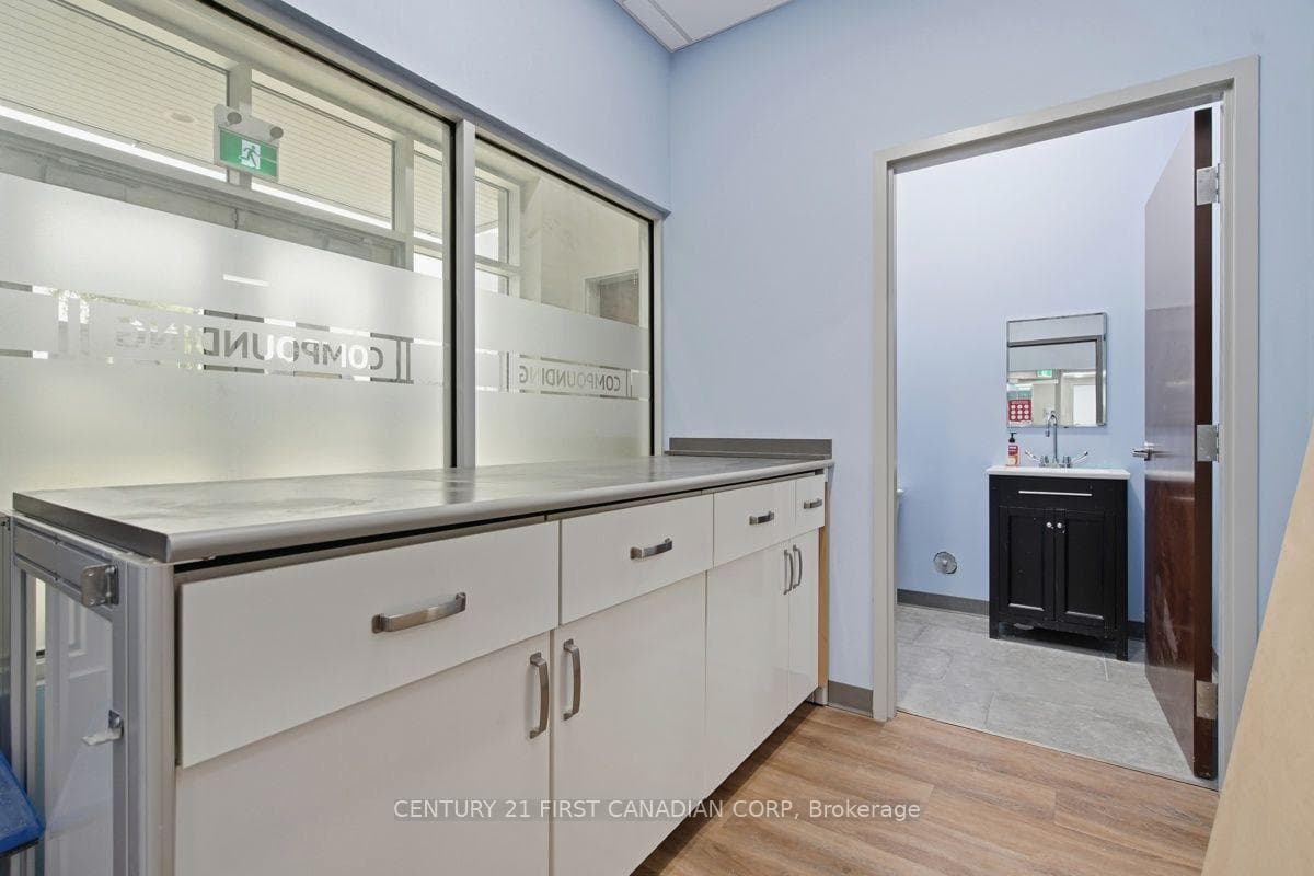 1807 Wonderland Road photo 13