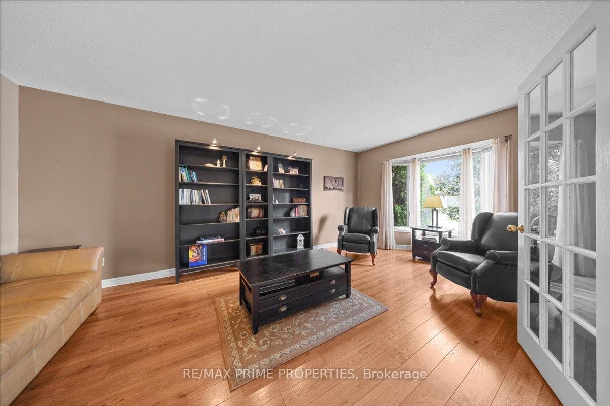 556 Falwyn Crescent photo 6