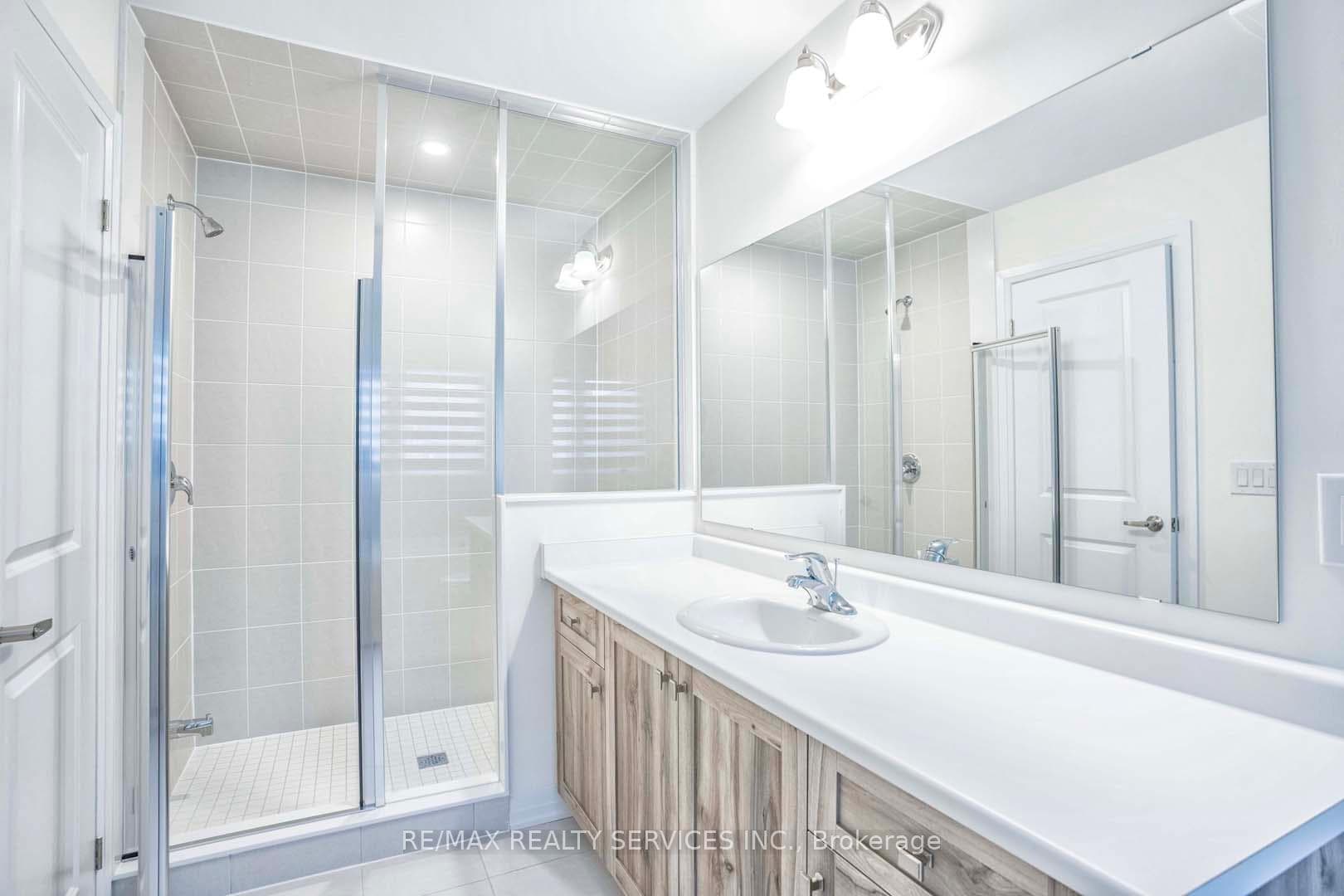 472 Adelaide Street photo 26