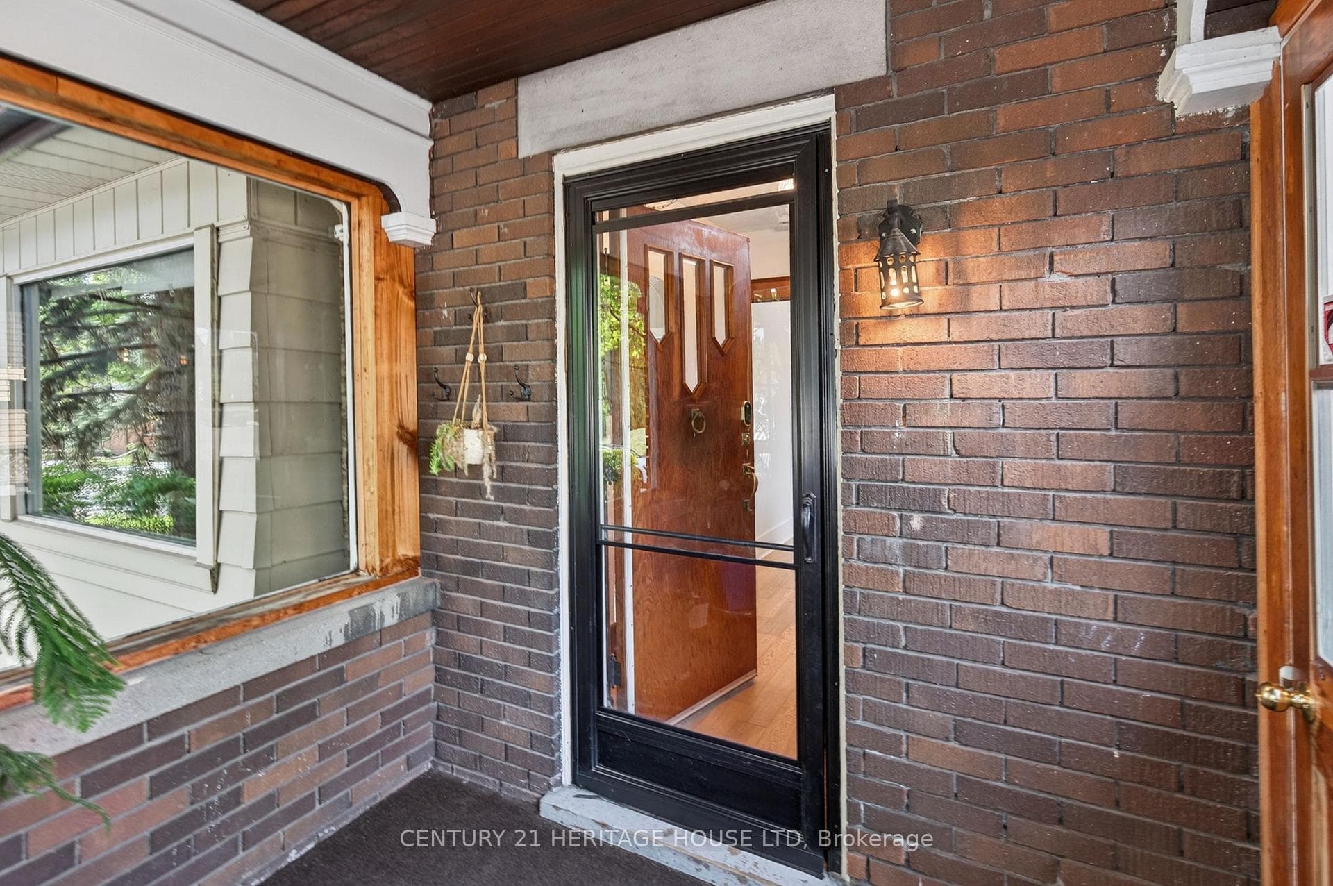98 Roger Street photo 2