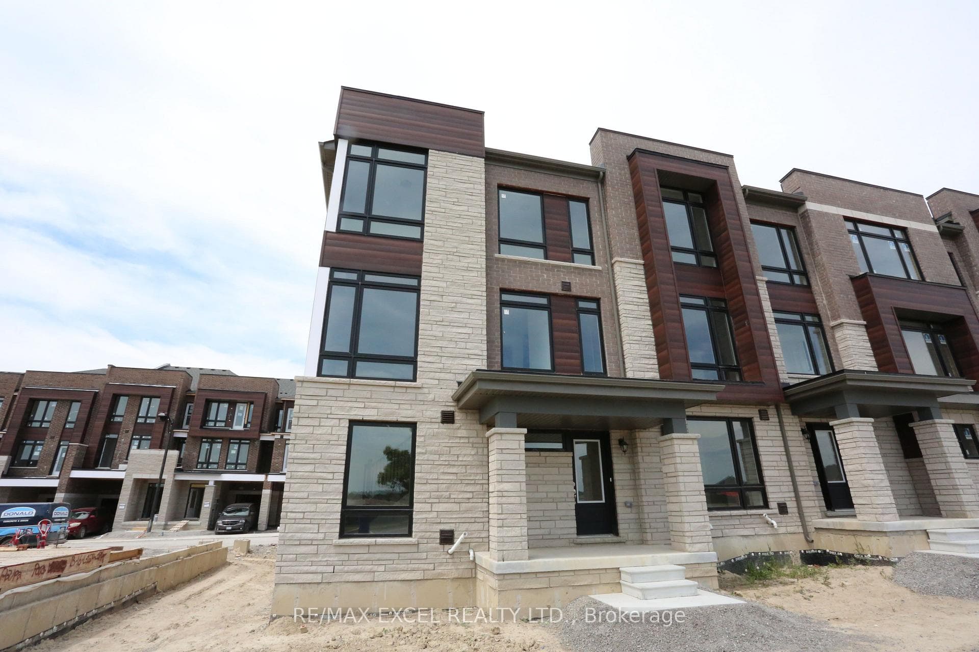 156 Blick Crescent photo 2