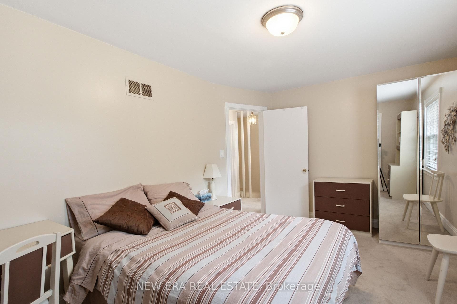 654 Bedford Park Avenue photo 23