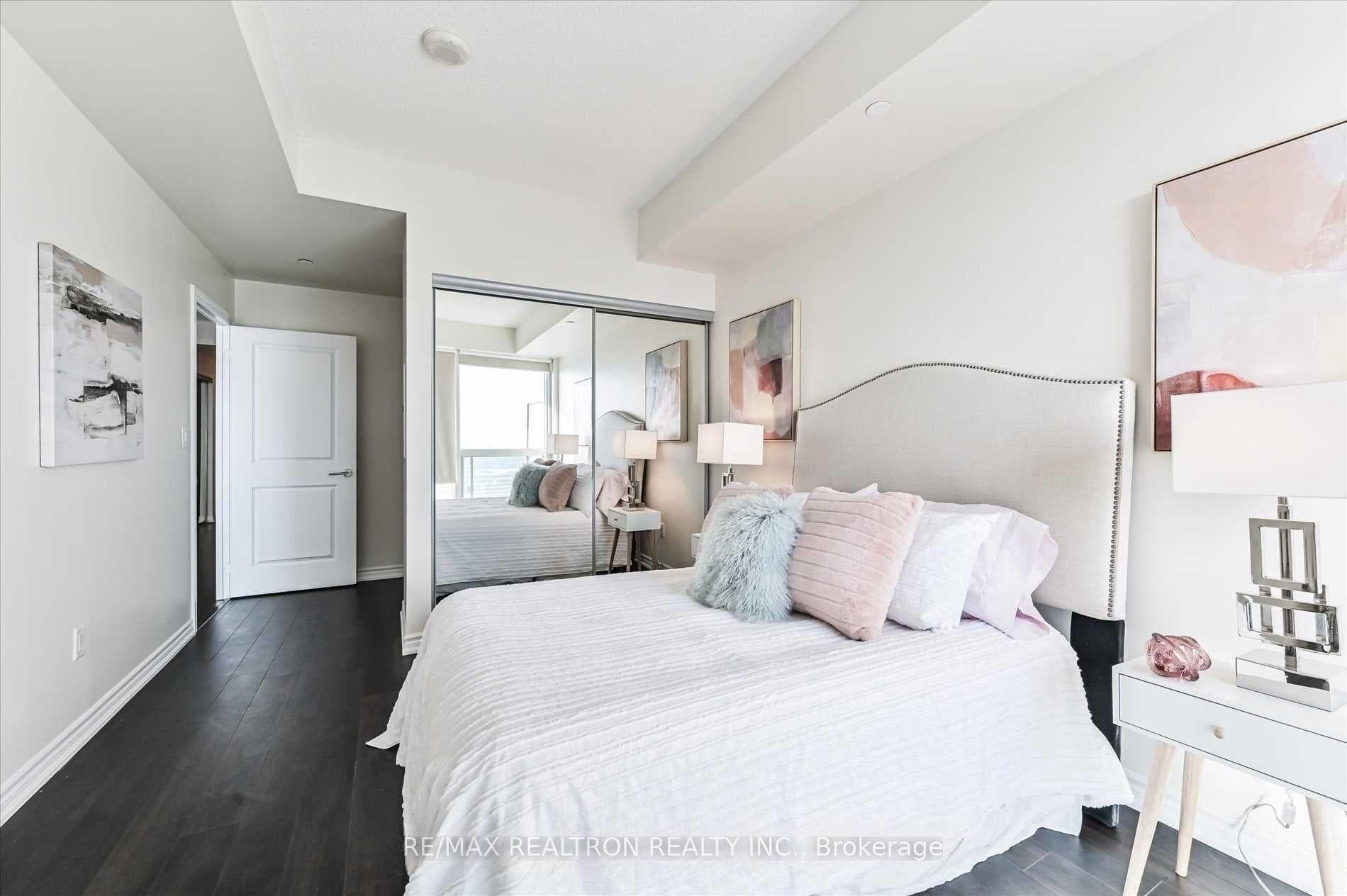 386 Yonge Street Unit 4103 photo 11
