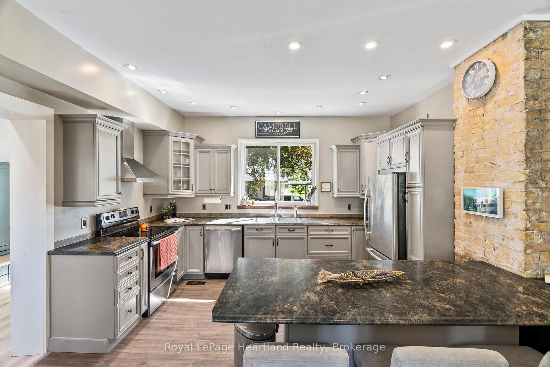 555 RAGLAN Street photo 15