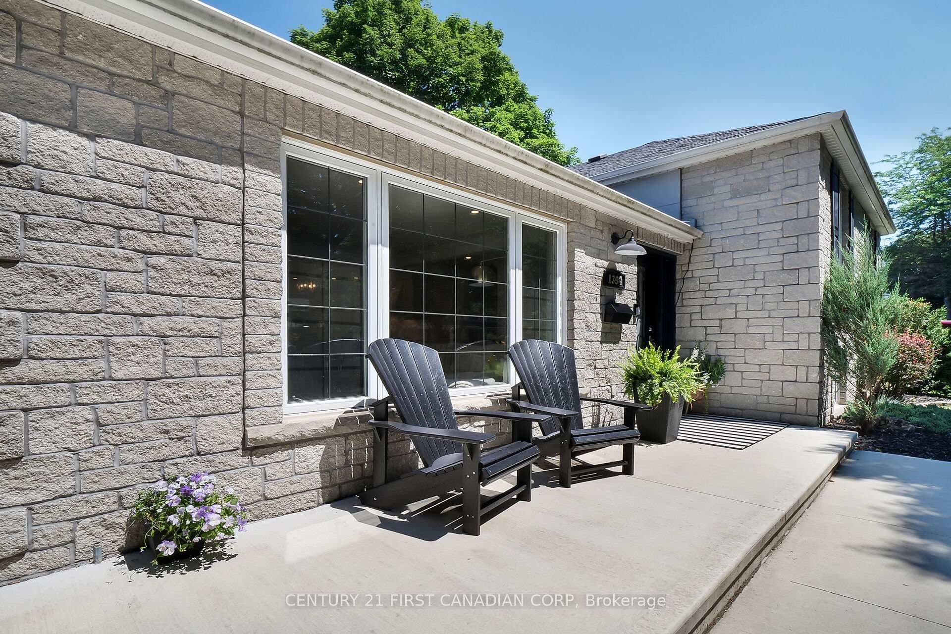 1394 Erindale Crescent photo 4