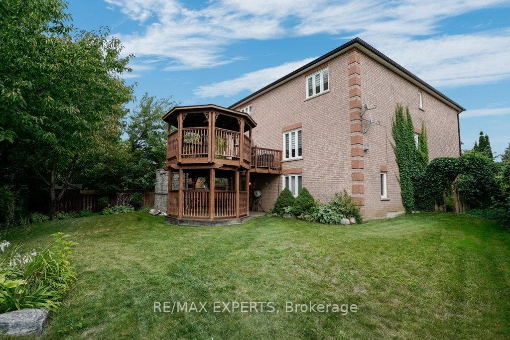 122 Hammerstone Crescent photo 19