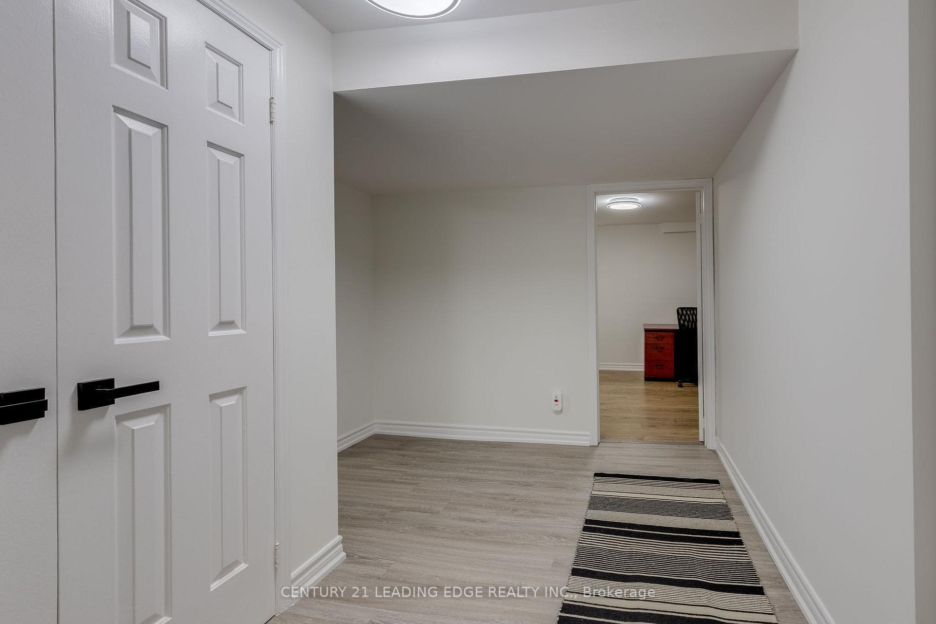 1482 QUEENSBURY Crescent photo 40