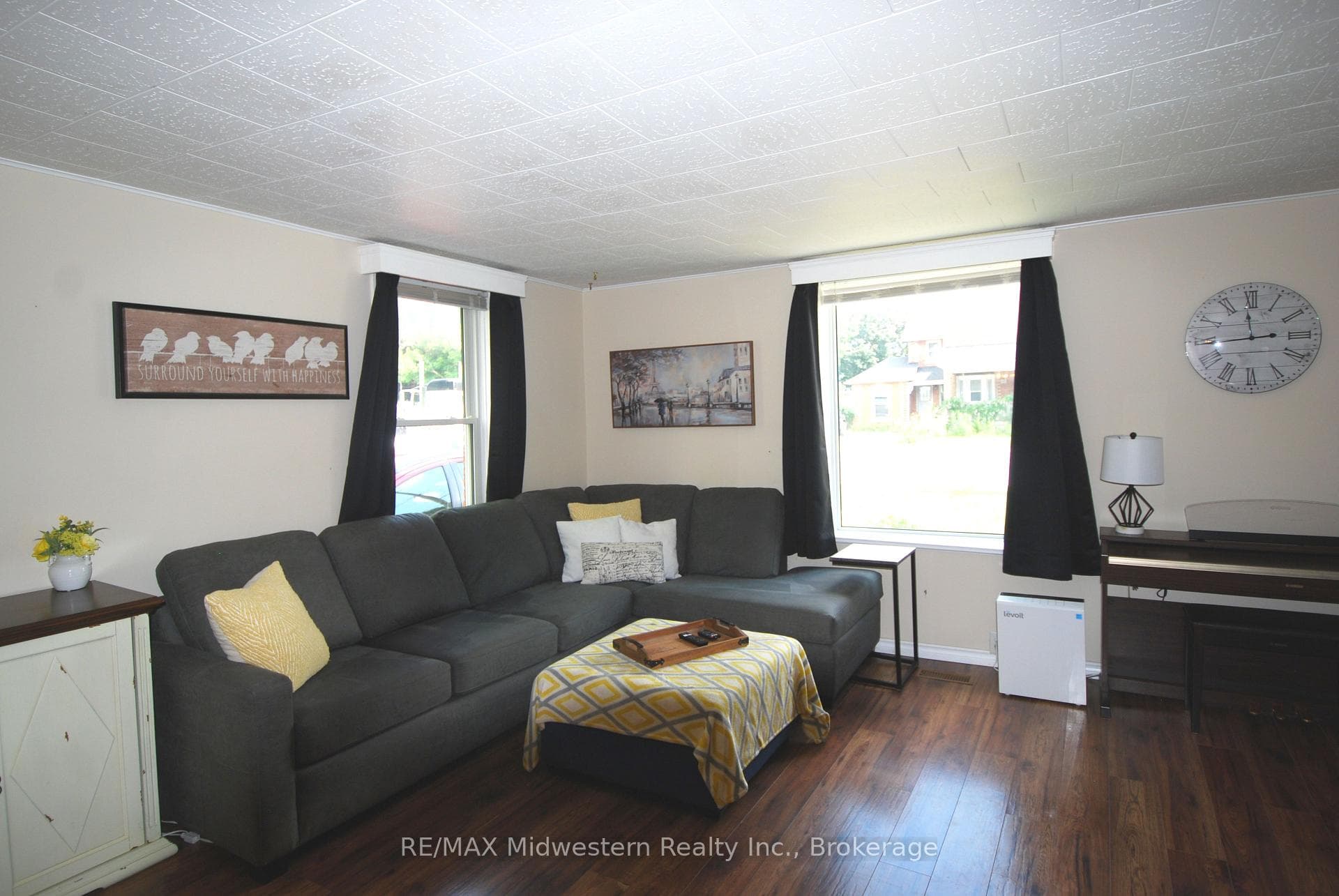 172 Elora Street photo 9