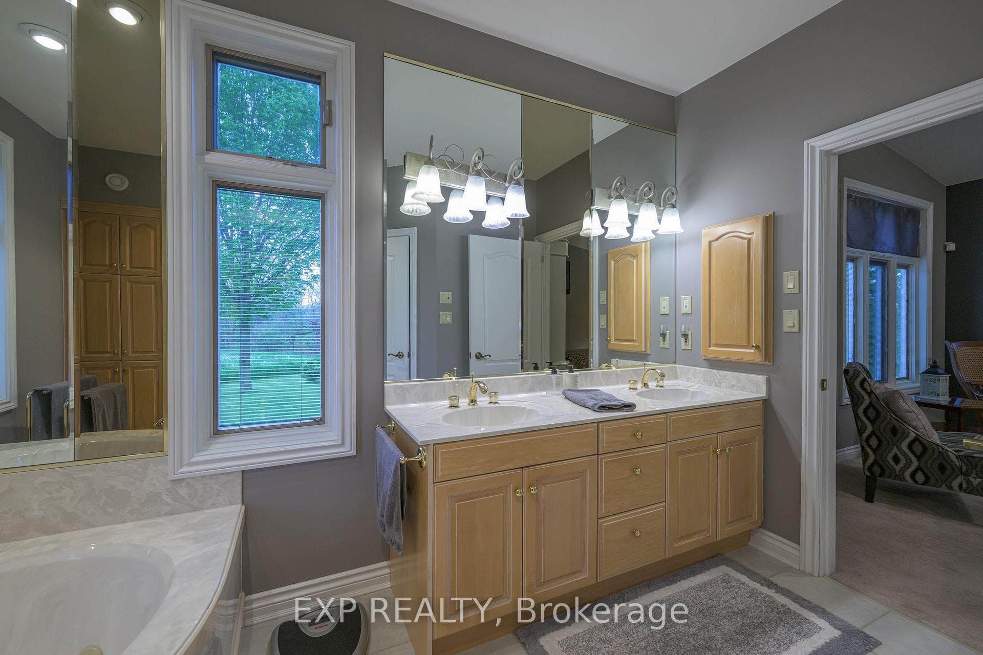 5587 Catherine Street photo 29