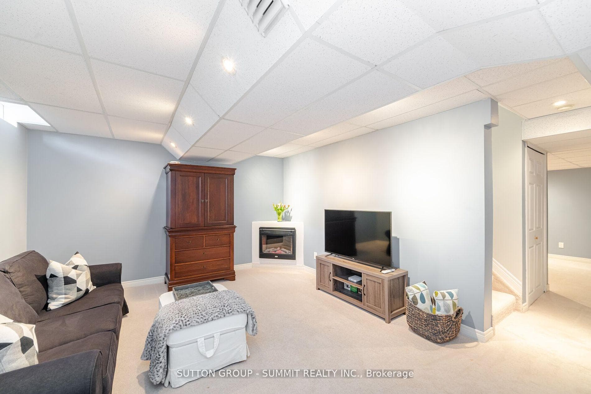 498 FARLOW Crescent photo 22