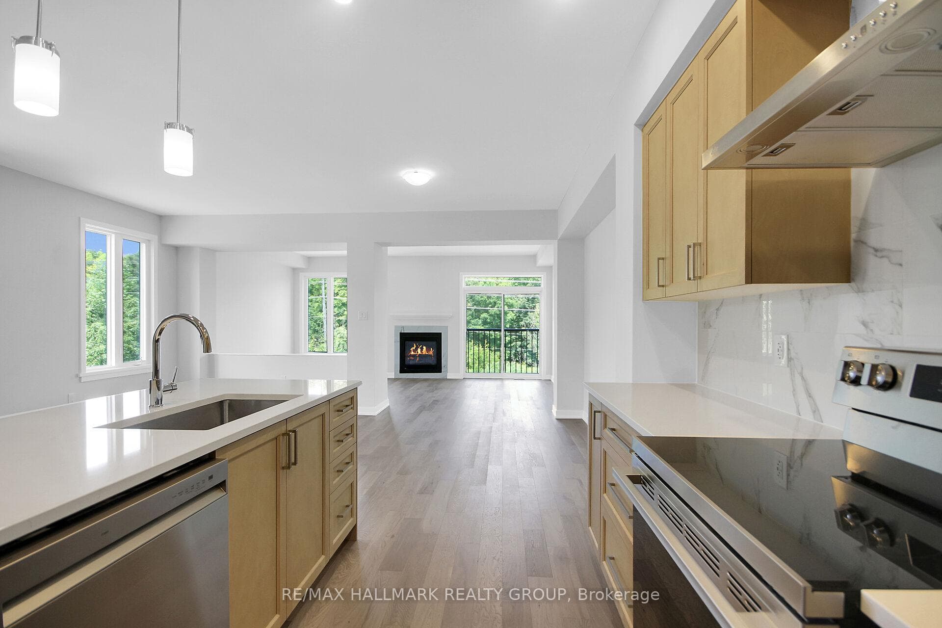 749 NEWSTEAD Crescent photo 13