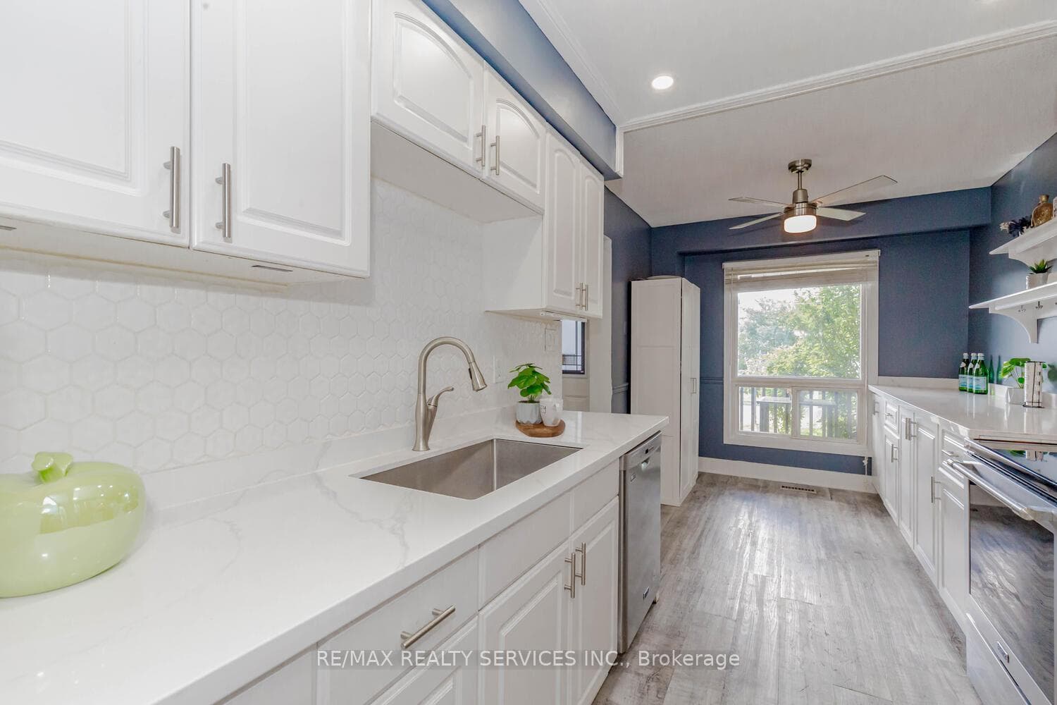 32 Simmons Boulevard photo 4