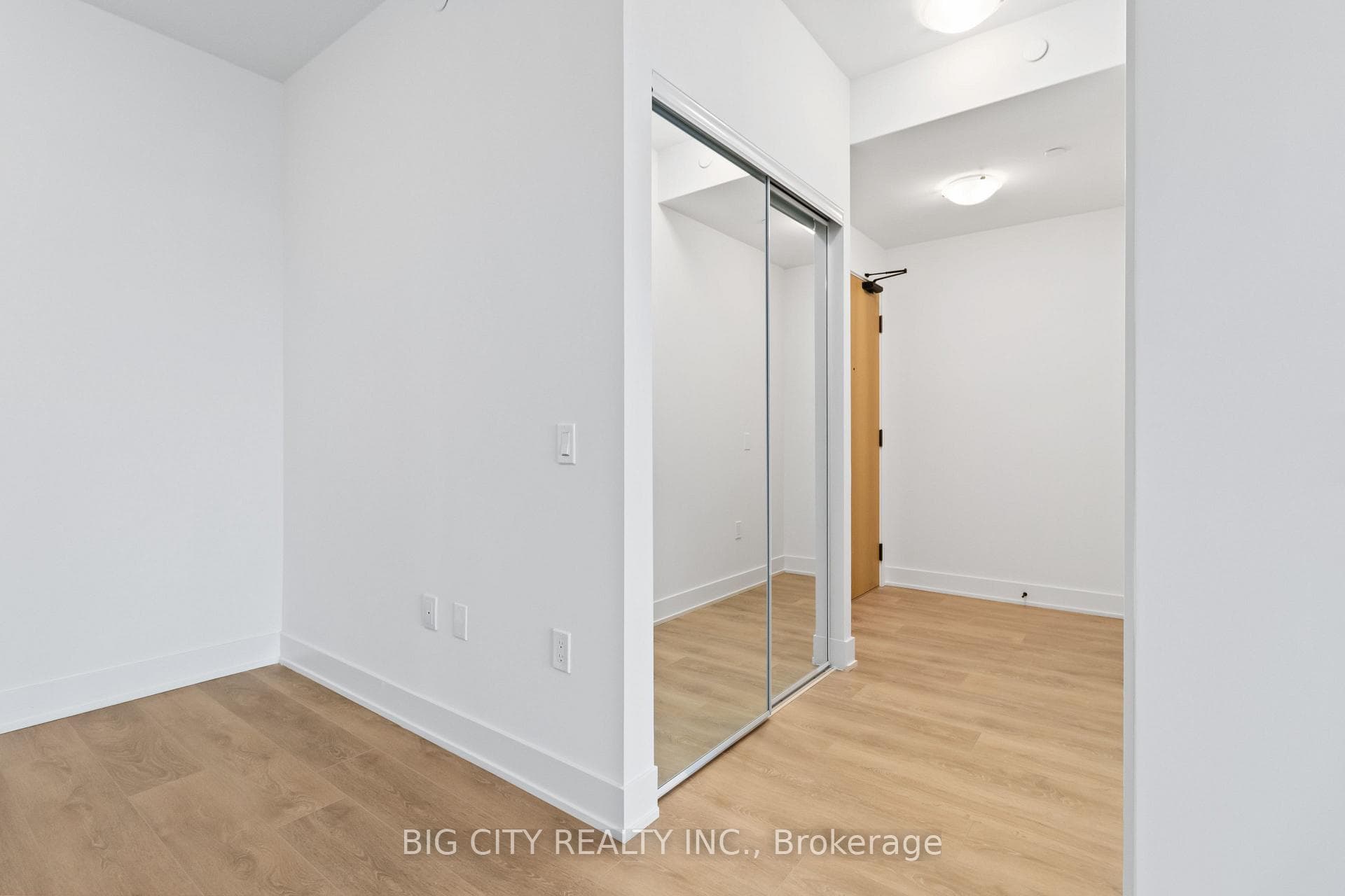 204 Burnhamthorpe Road Unit 905 photo 4