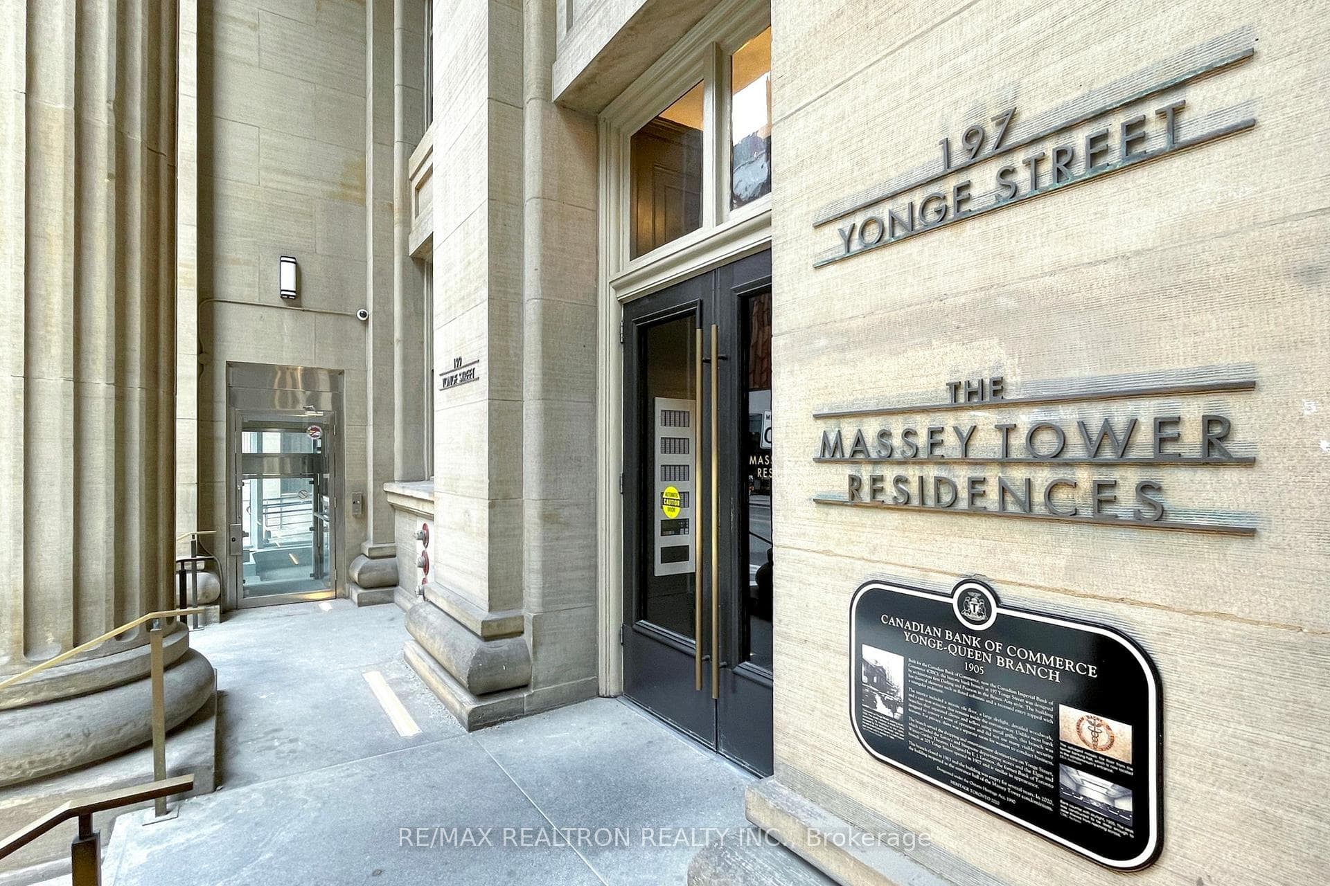 197 Yonge Street Unit 1505 photo 3