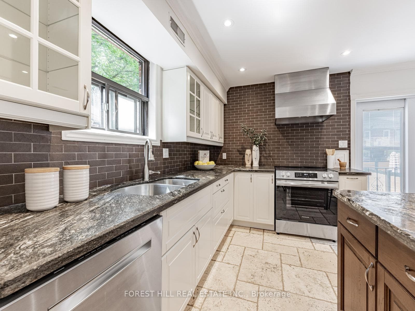 98 Winnett Avenue photo 17