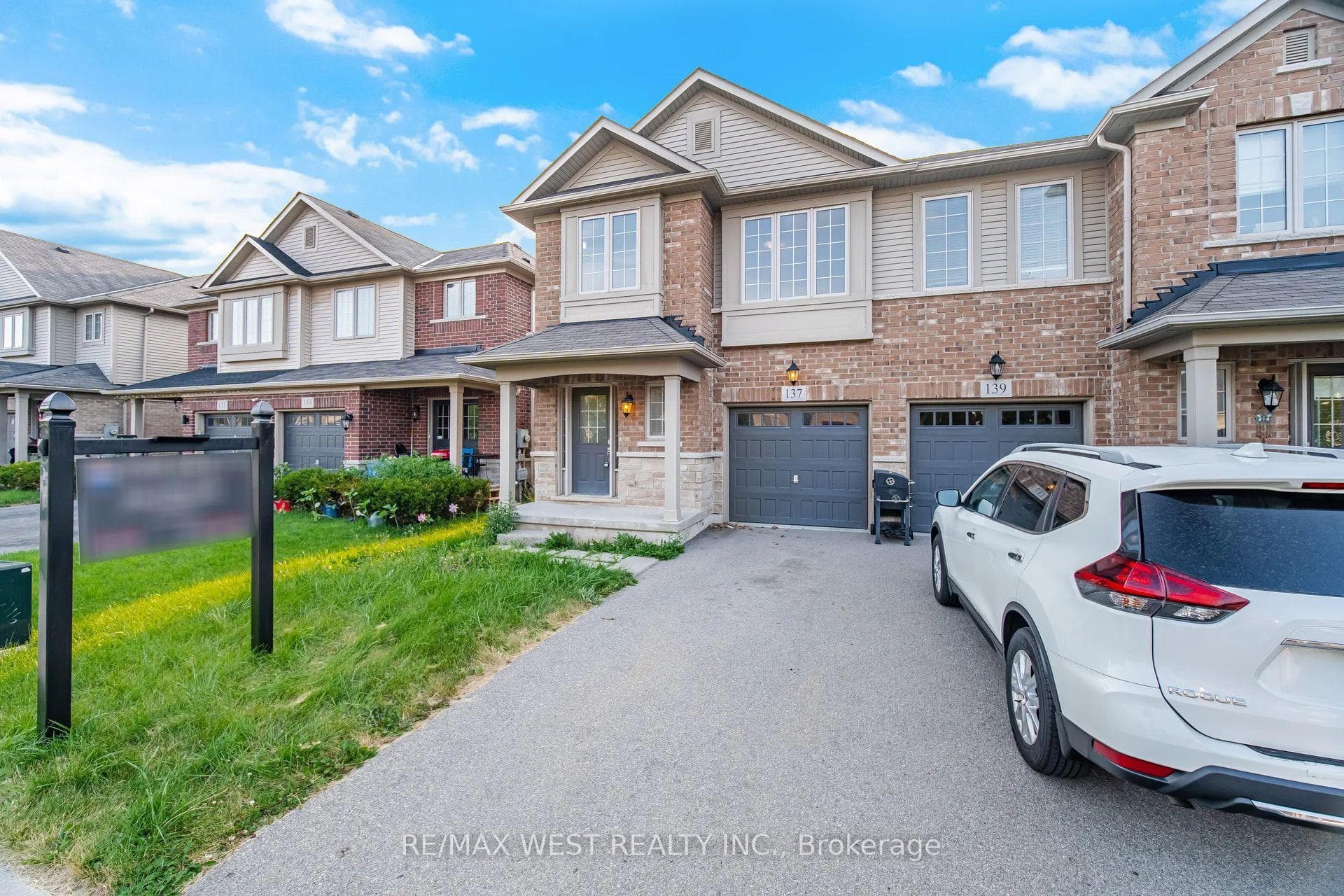 137 Echovalley Drive photo 2