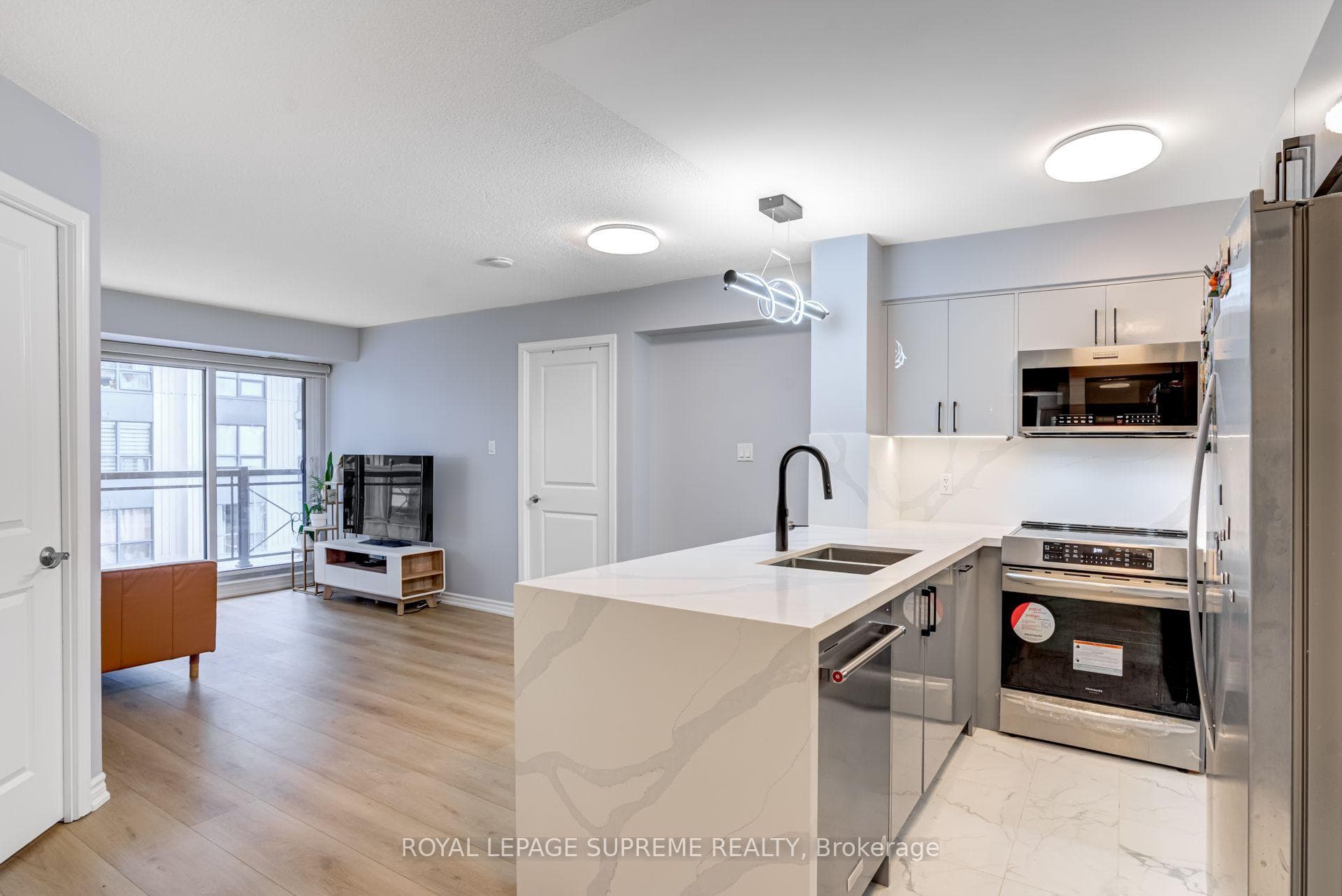 872 Sheppard Avenue Unit 301 photo 2