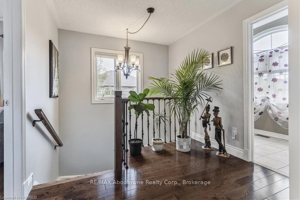 499 WILLMOTT Crescent photo 17