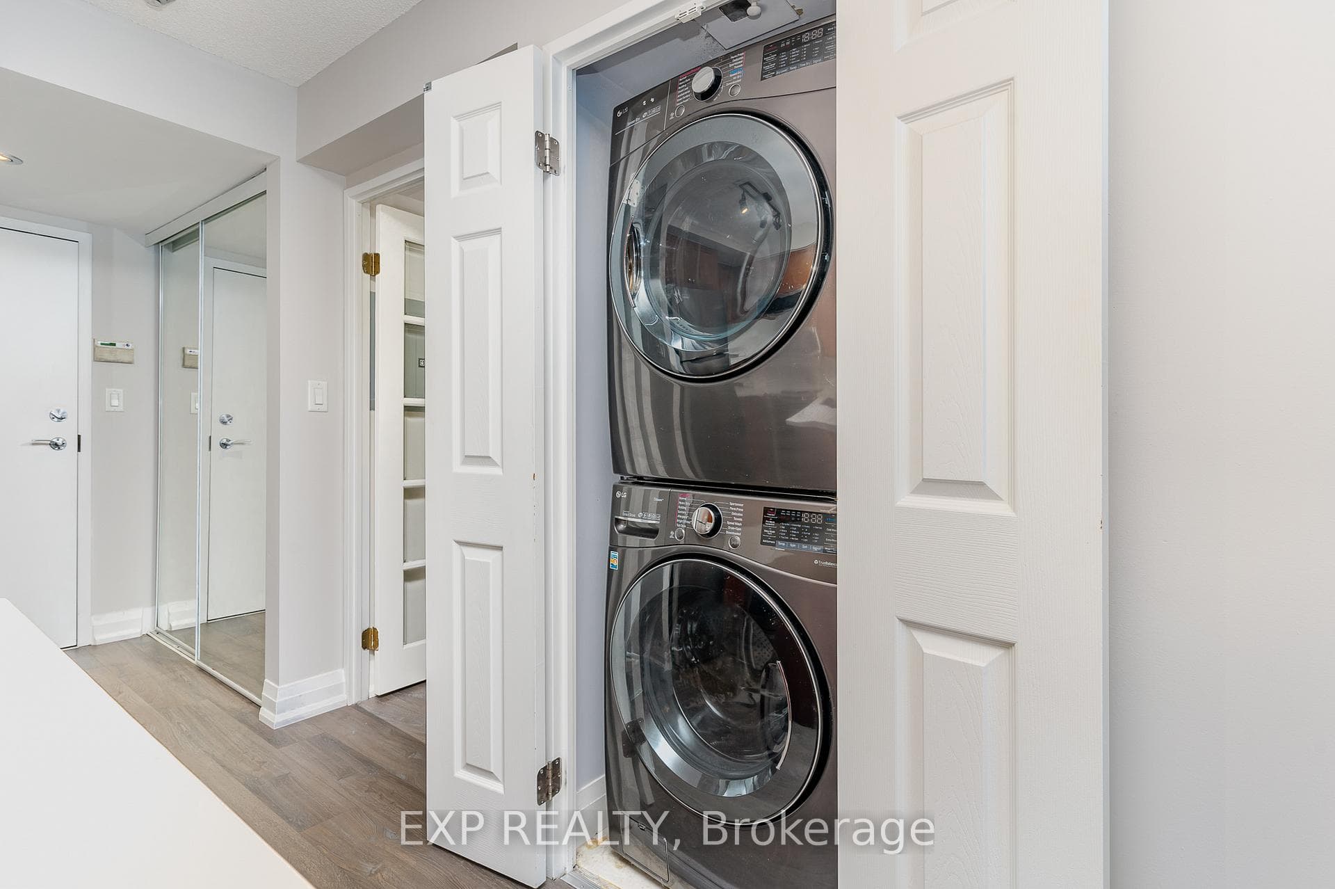 230 King Street Unit 614 photo 16