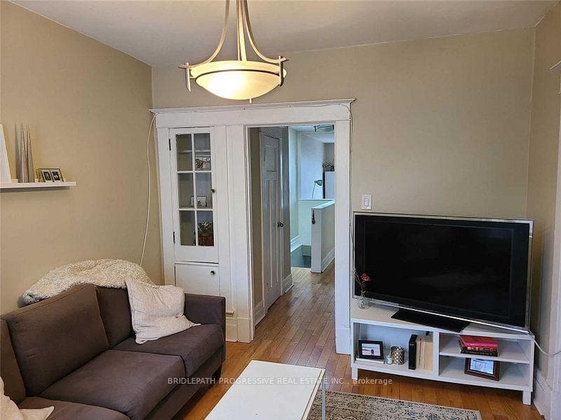 609 College Street Unit 2 photo 3