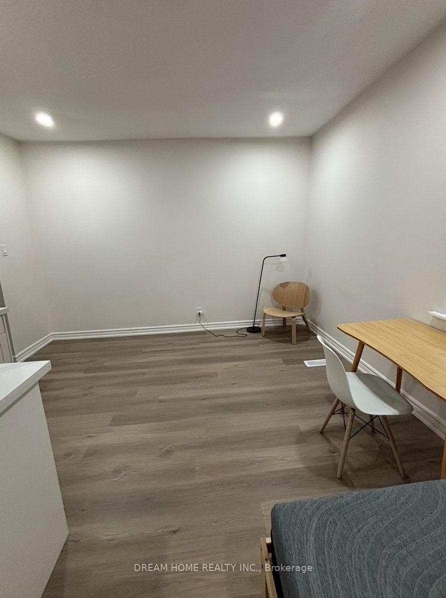 138 Robert Street Unit 201 photo 6