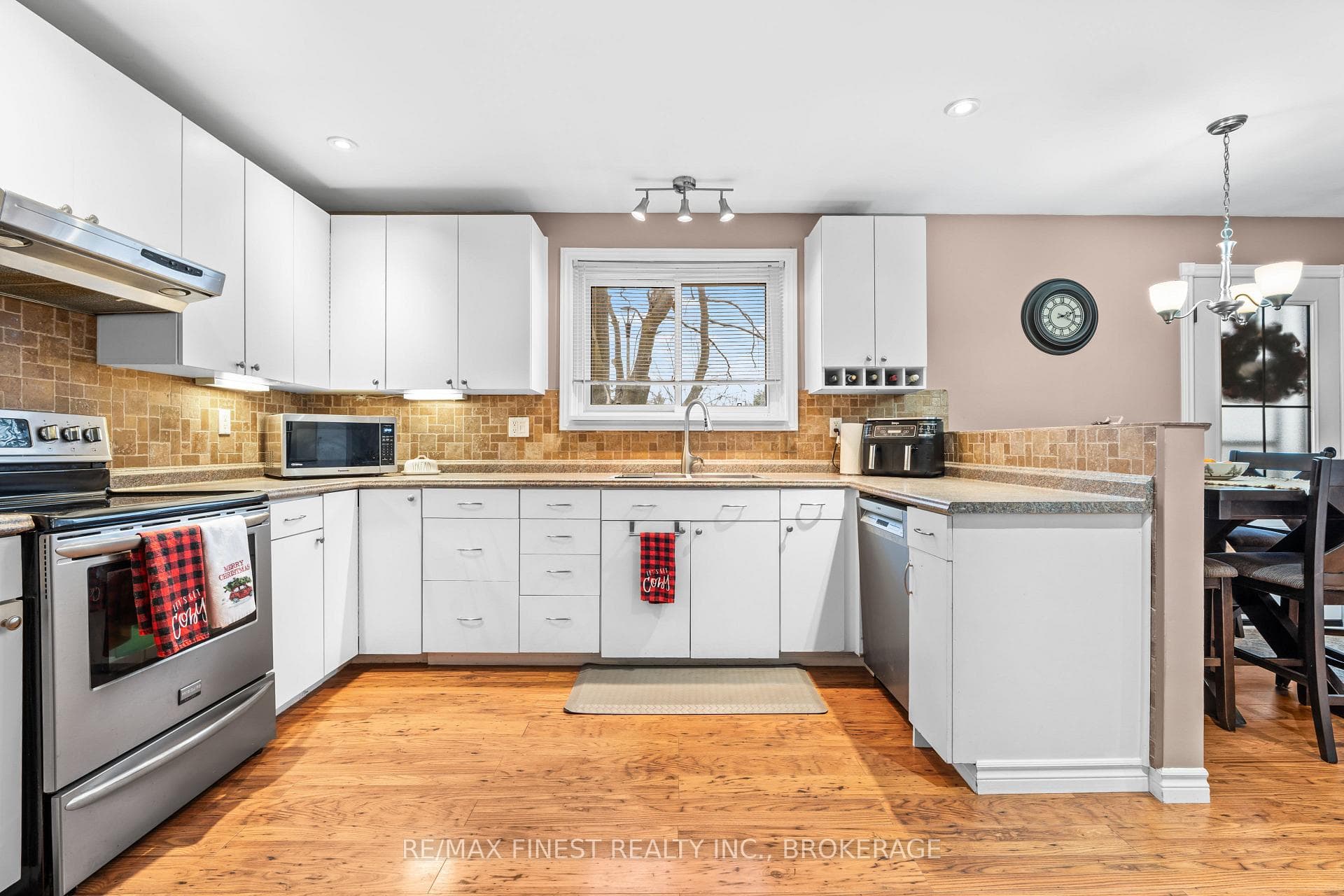 1331 Waverley Crescent photo 14