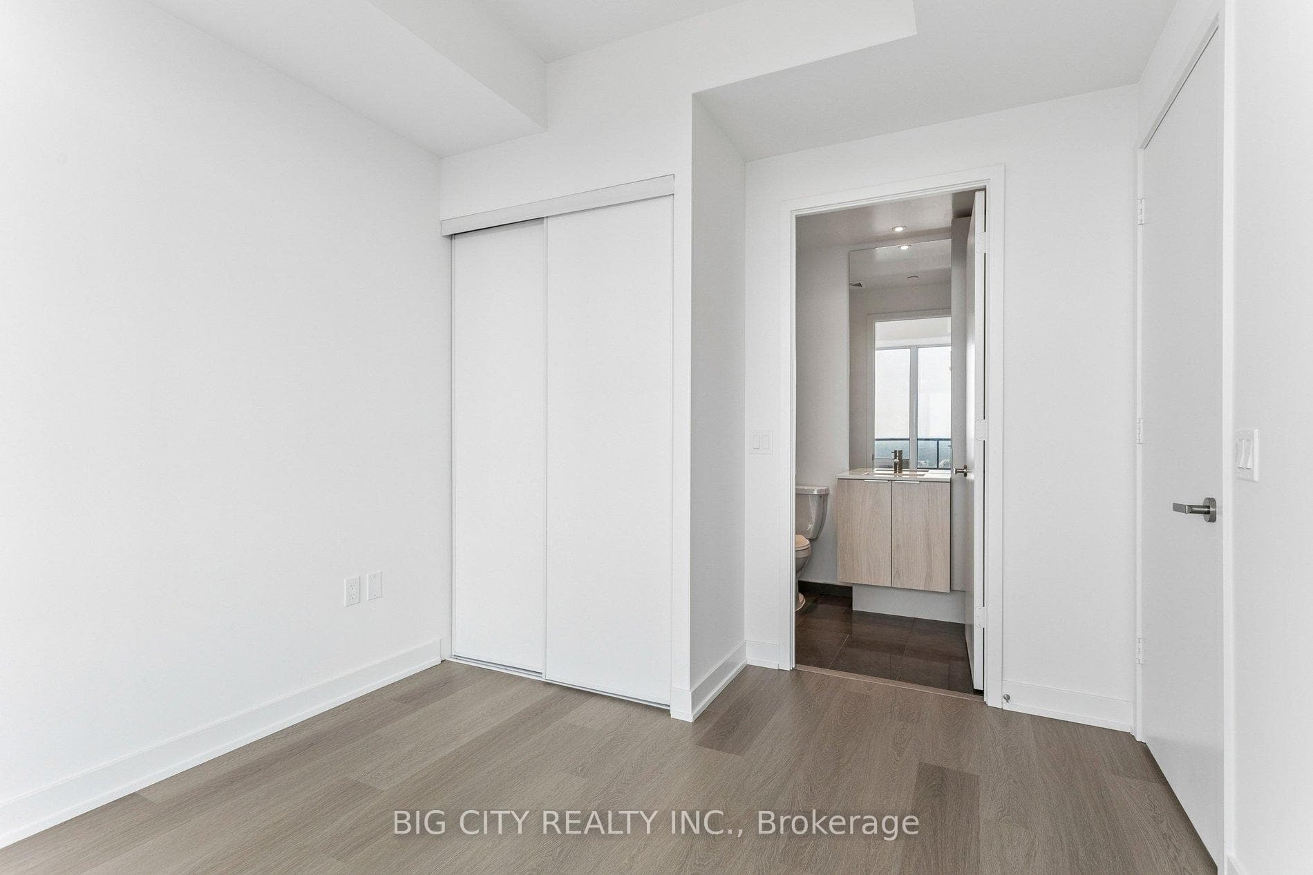 448 Burnhamthorpe Road Unit 3301 photo 13