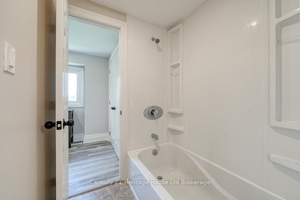 1003 B Nesbitt Crescent photo 25
