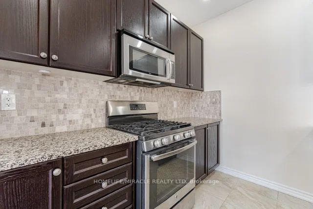 84 Roulette Crescent photo 26