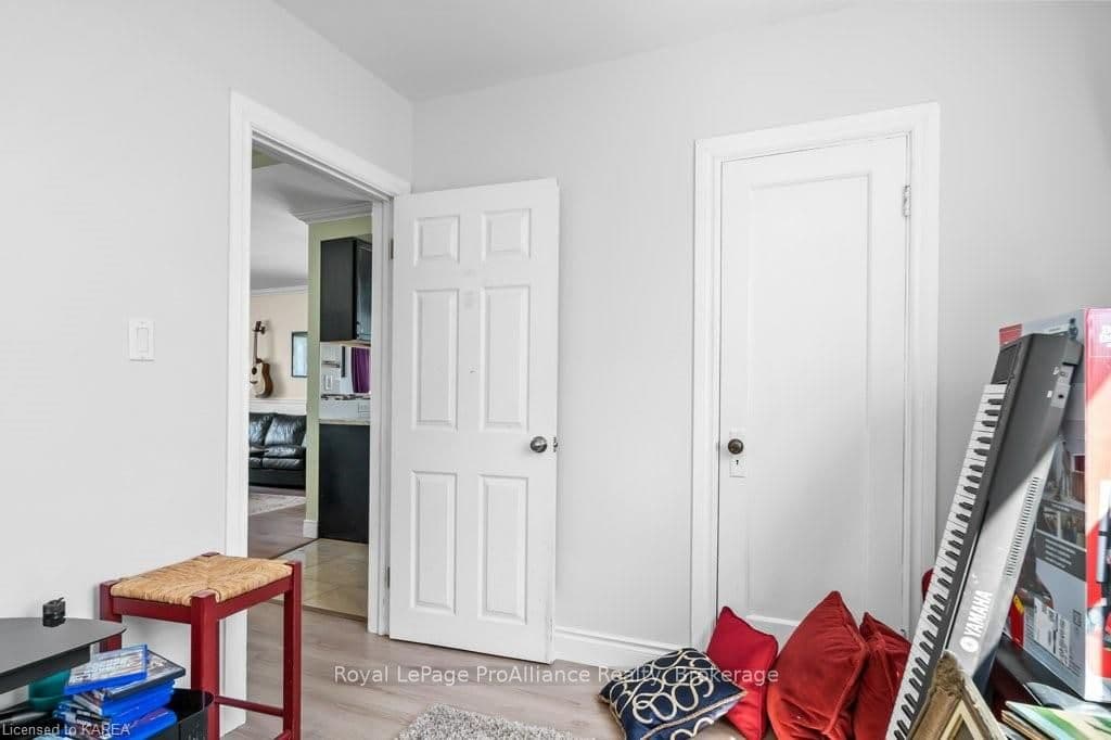 197 KINGSCOURT Avenue photo 22