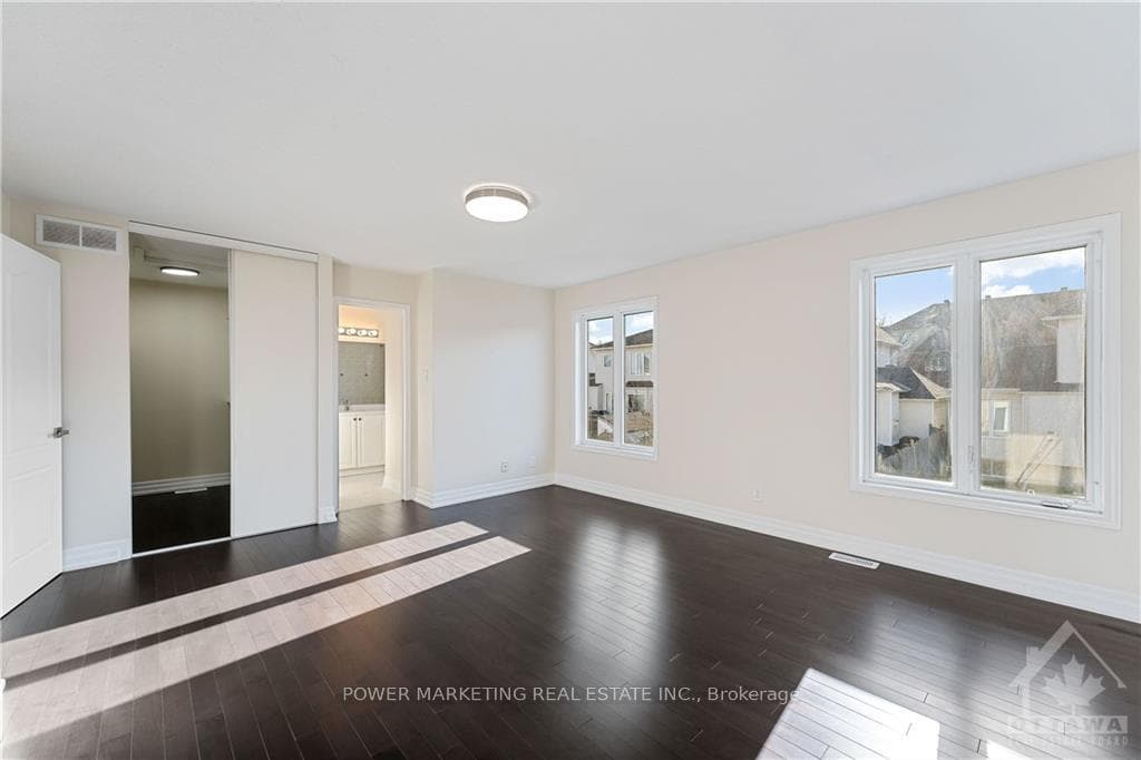 10 ROSSAN Street photo 14