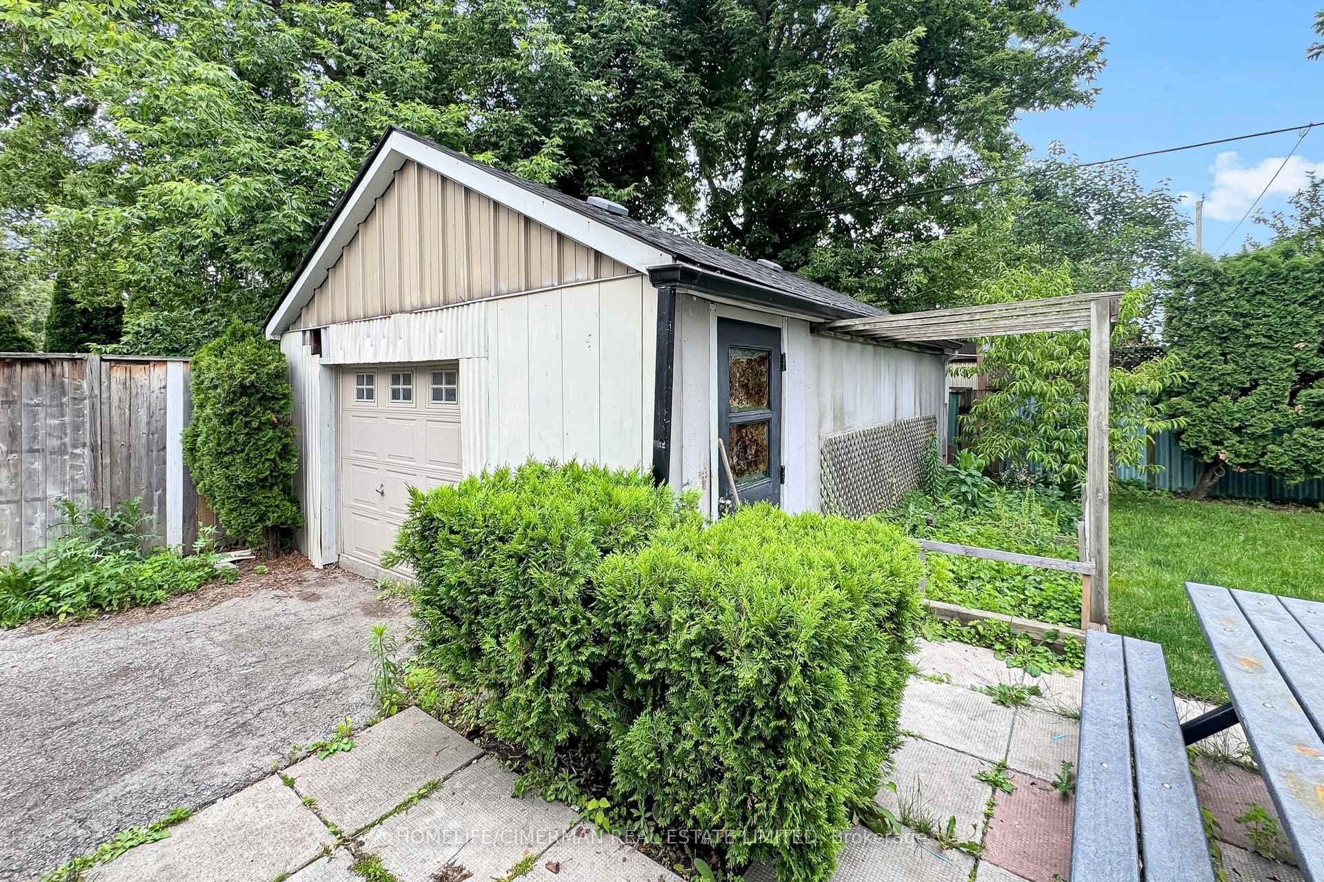 166 Normanhurst Avenue photo 27