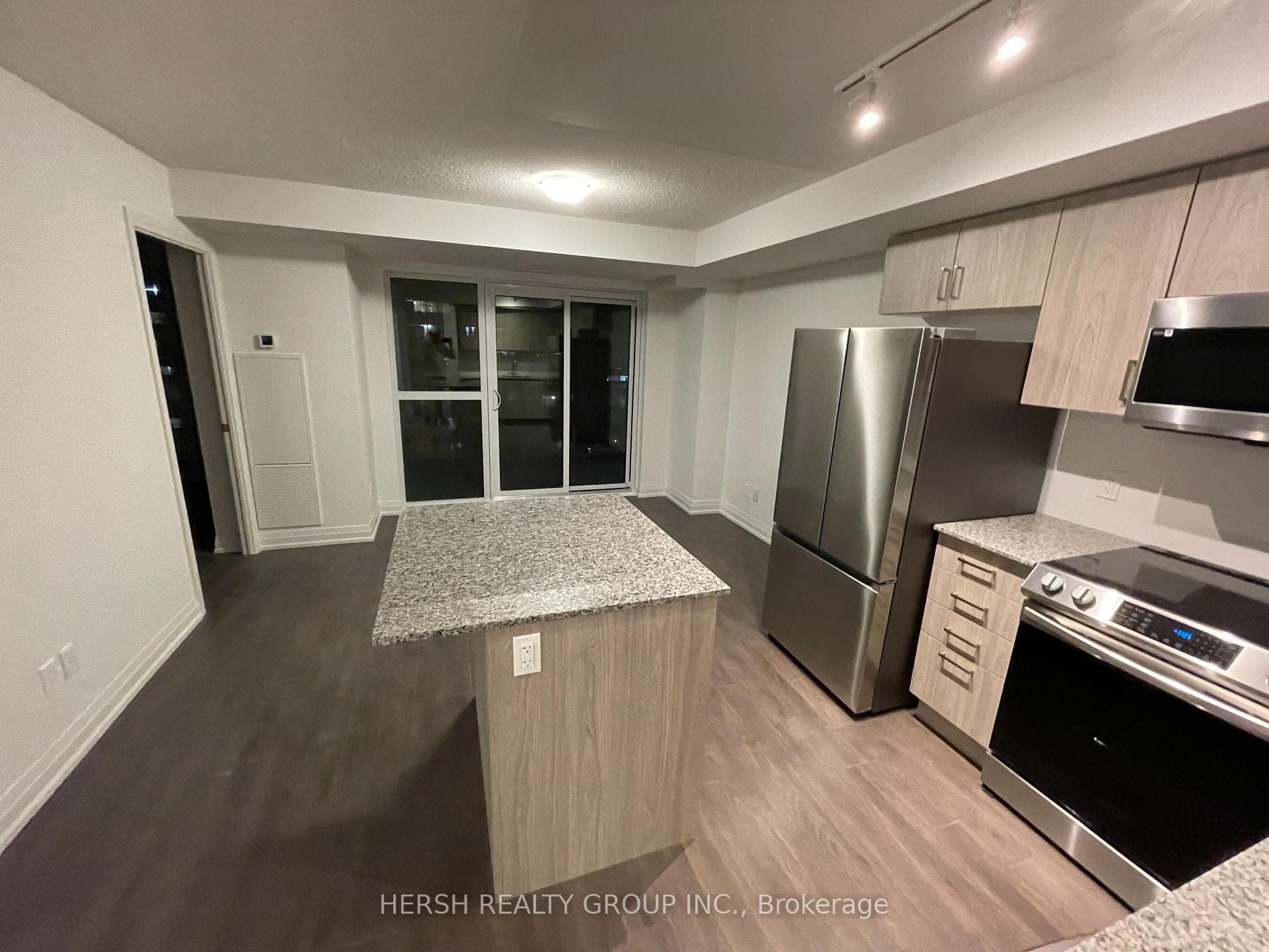 20 Meadowglen Place Unit 532 photo 8